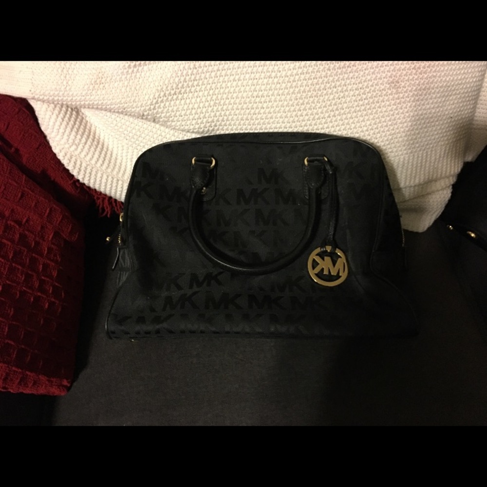 Beautiful black signature Michael kors satchel